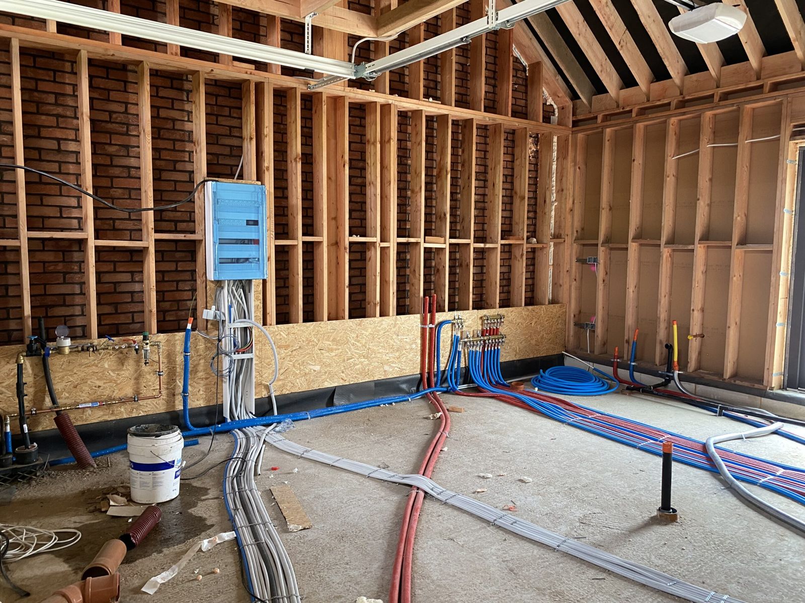 Installation des collecteurs et du réseau d'eau sanitaire sur un chantier neuf