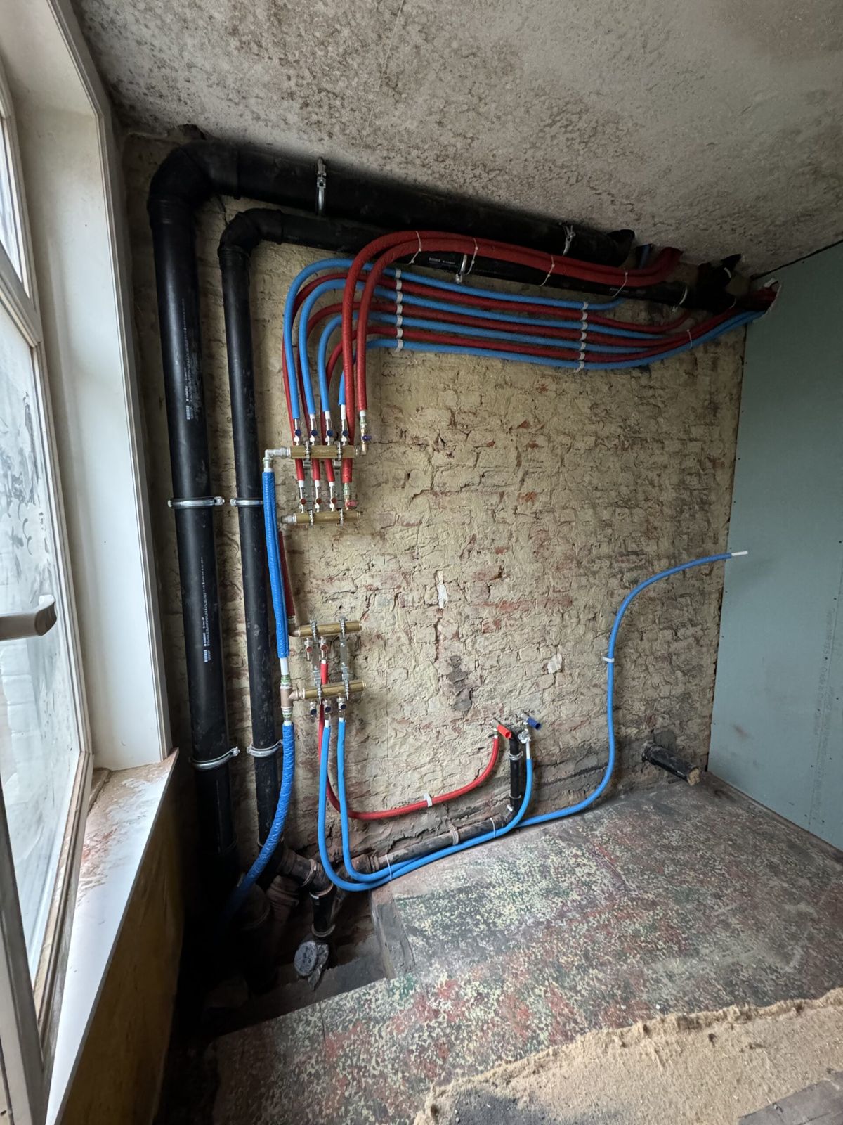 Pose des conduites d'eau chaude et froide en rénovation