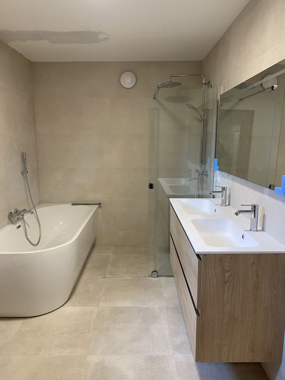 Salle de bain complète avec baignoire et meuble vasque réalisée en Brabant wallon